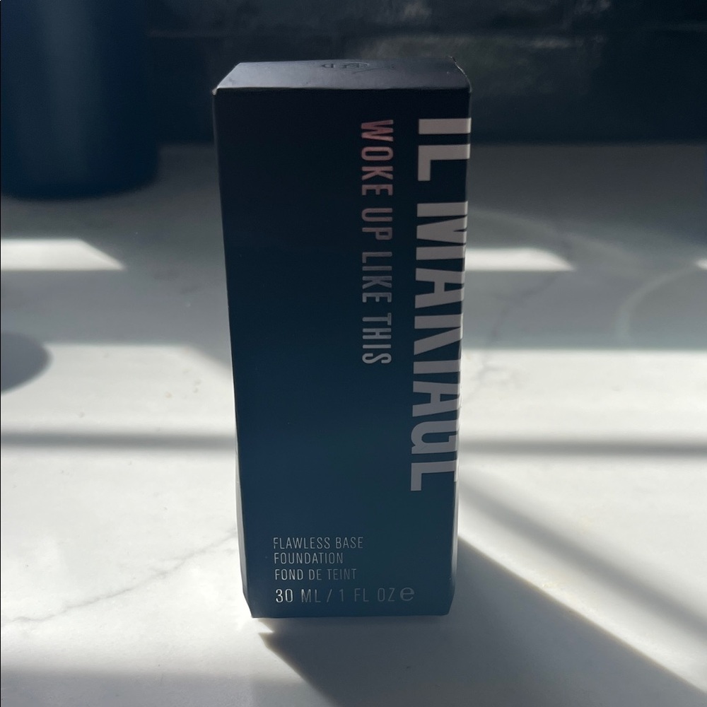 IL MAKIAGE Flawless Base Foundation - Black & Pink Accent Packaging